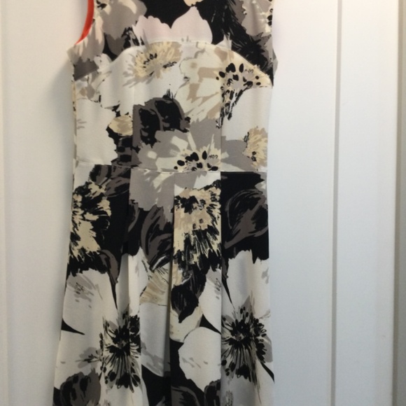NWOT Gorgeous Ladies Summer Dress - Picture 8 of 10